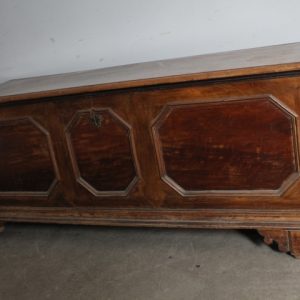 Antica cassapanca in noce massello reggiana epoca XVII sec con losanghe . mis 173 x 61 . h 68