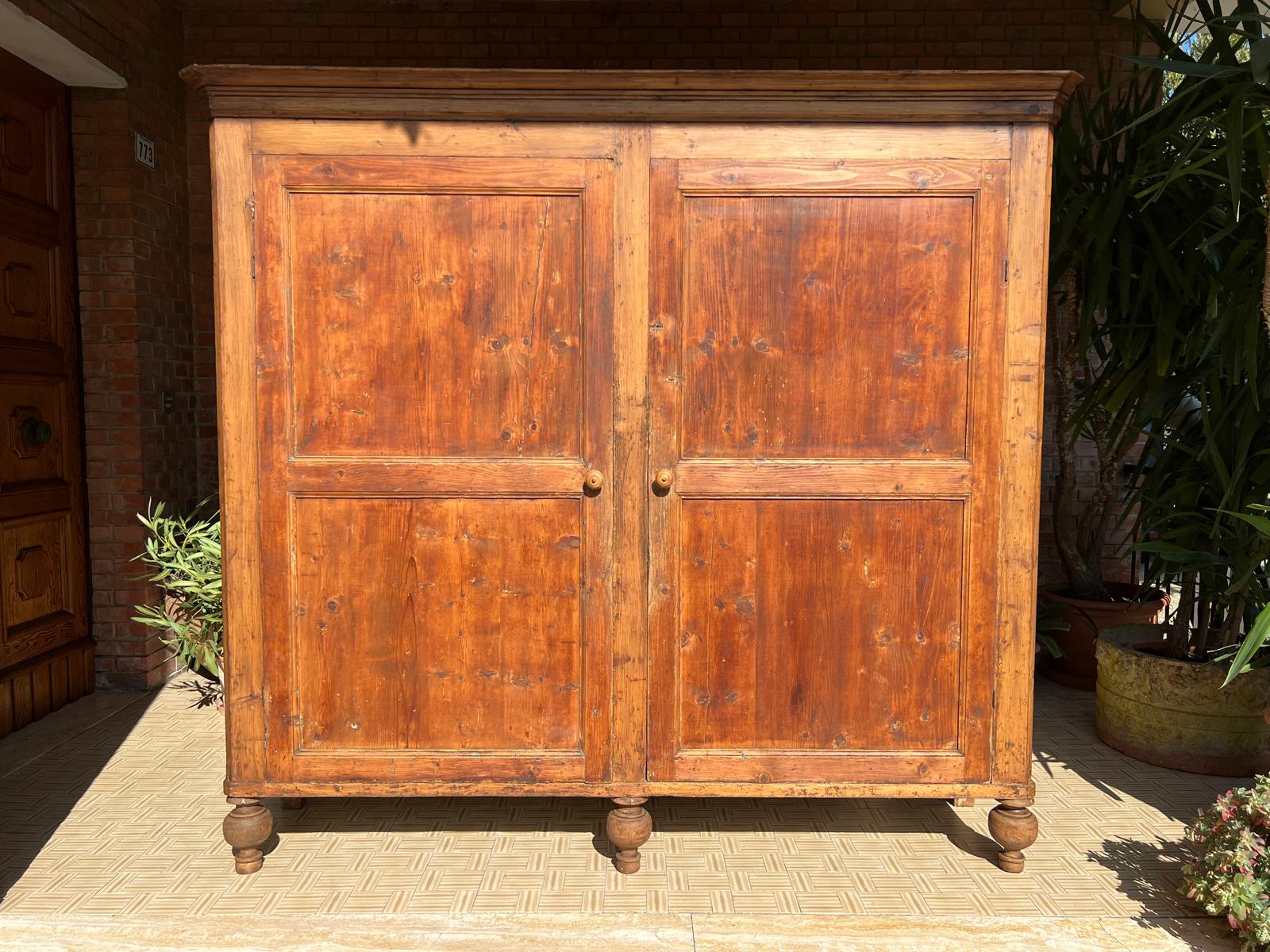 Antico Grande stipone /dispensa credenza epoca XIX abete , rustica naturale. Mis cm 200 x 50 . h 195