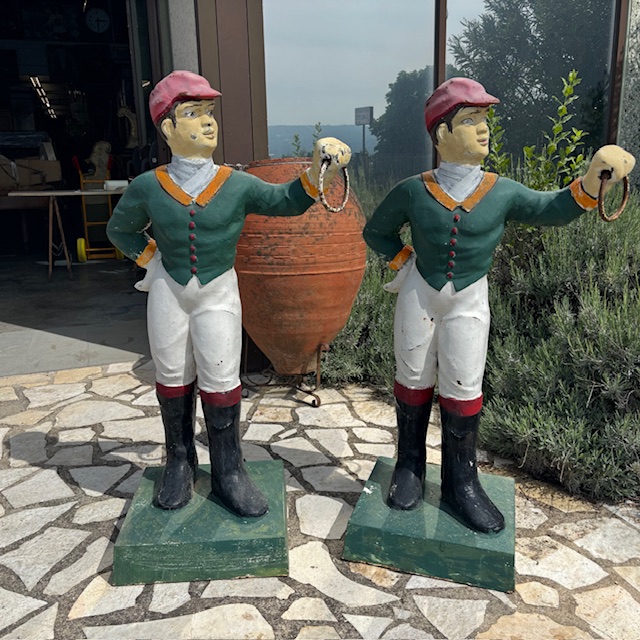 Antica coppia di sculture made in Usa in ghisa da giardino -Fantini con anello per Cavalli . Mis Altezza cm 125 Larghezza cm 70