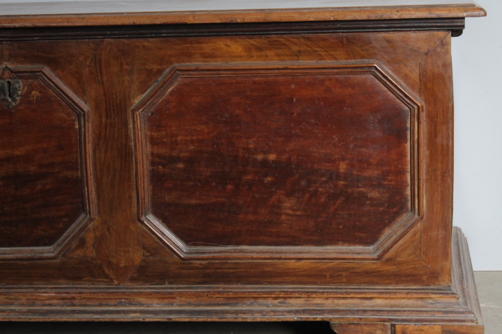 Antica cassapanca in noce massello reggiana epoca XVII sec con losanghe . mis 173 x 61 . h 68 - immagine 4