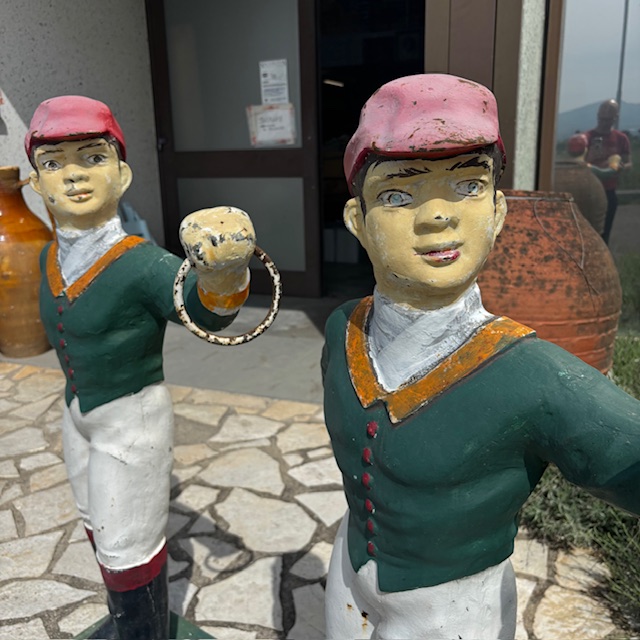 Antica coppia di sculture made in Usa in ghisa da giardino -Fantini con anello per Cavalli . Mis Altezza cm 125 Larghezza cm 70 - immagine 4