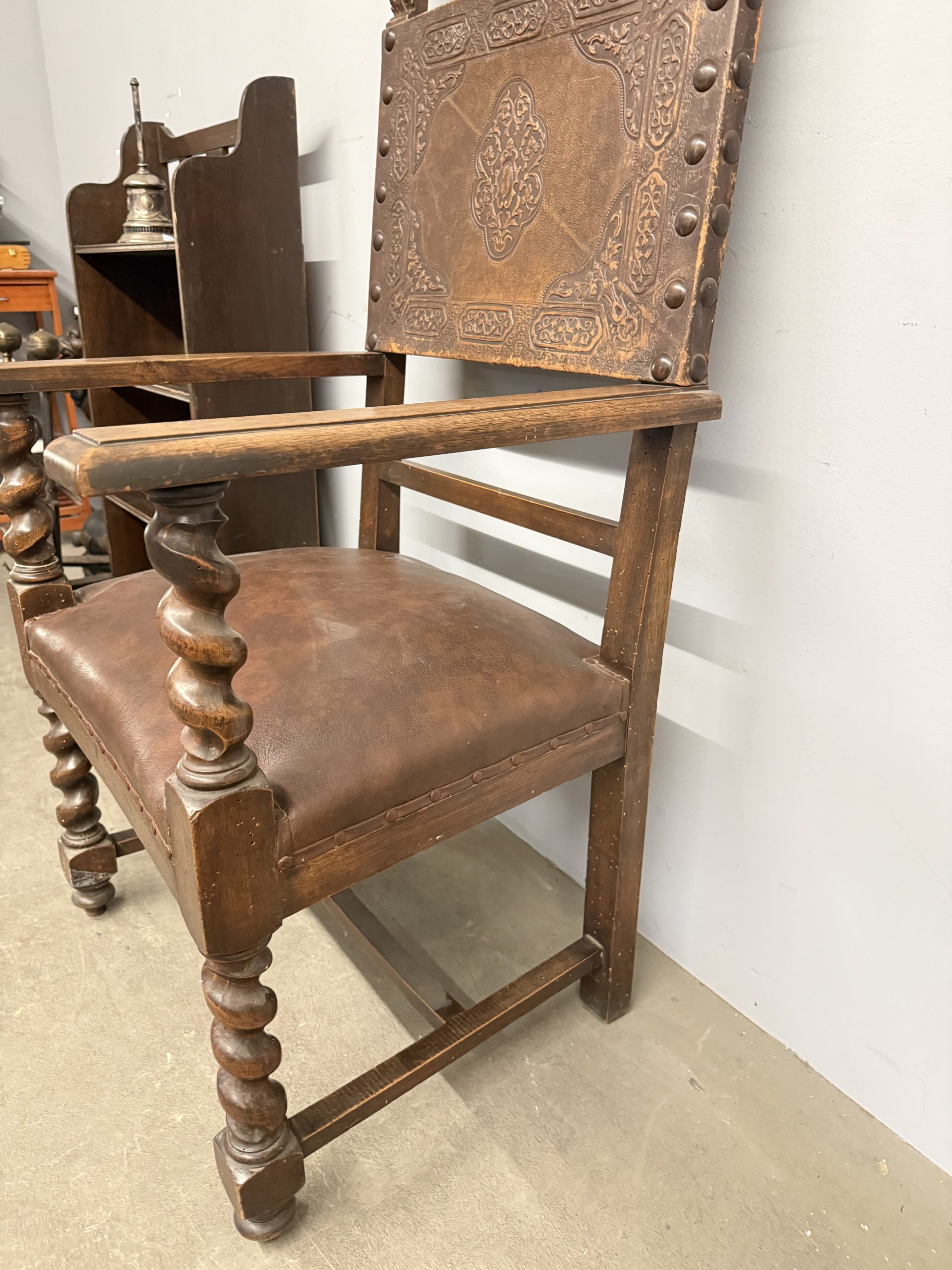 Poltrona antica neorinascimentale con braccioli e cuoio stampato, XIX sec. 50x63x55cm - immagine 5
