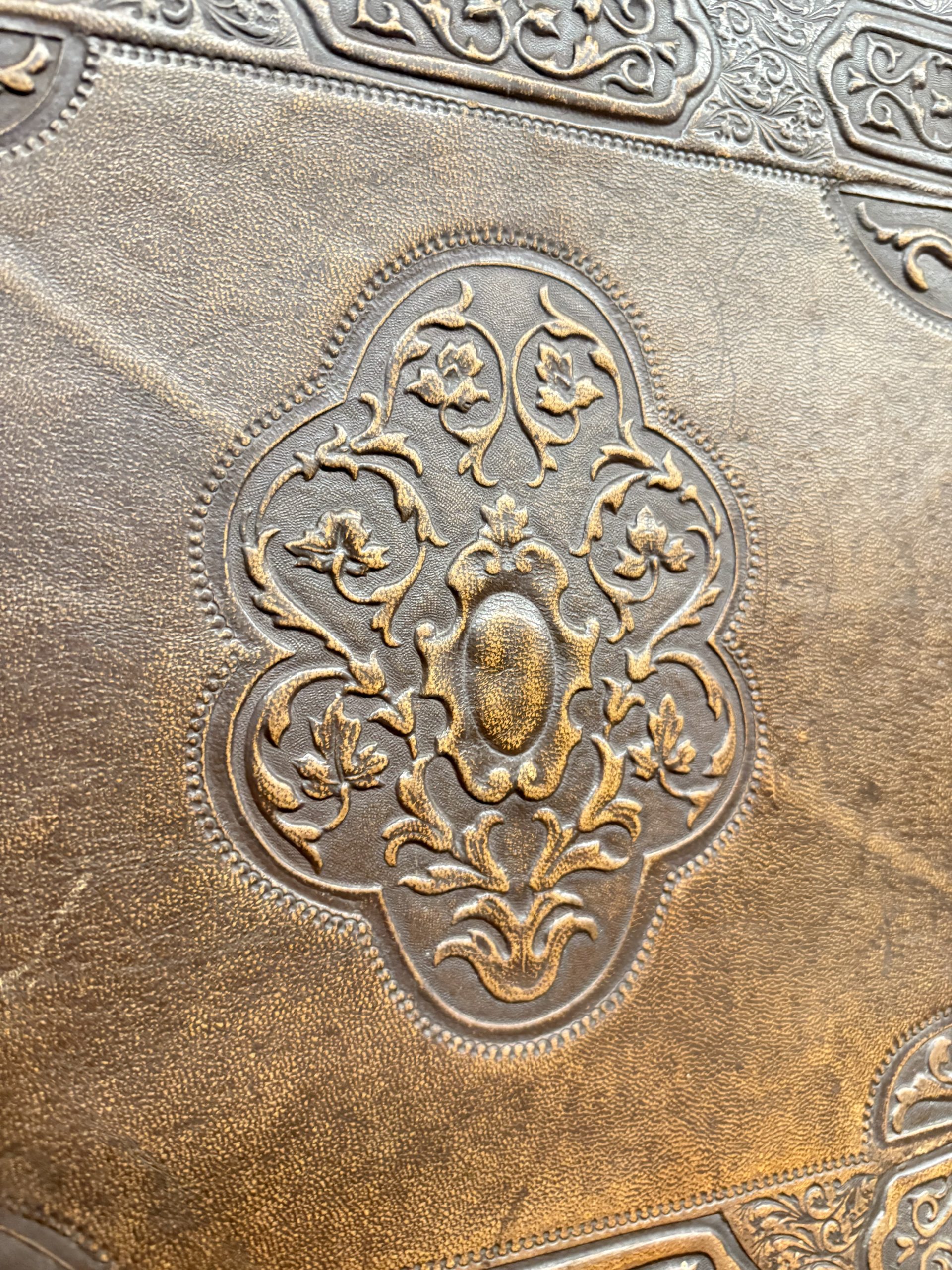 Poltrona antica neorinascimentale con braccioli e cuoio stampato, XIX sec. 50x63x55cm - immagine 9