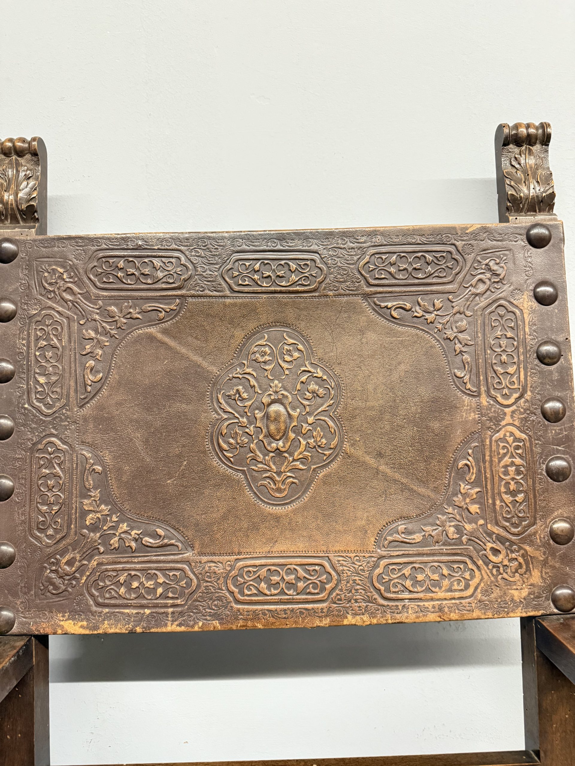 Poltrona antica neorinascimentale con braccioli e cuoio stampato, XIX sec. 50x63x55cm - immagine 11