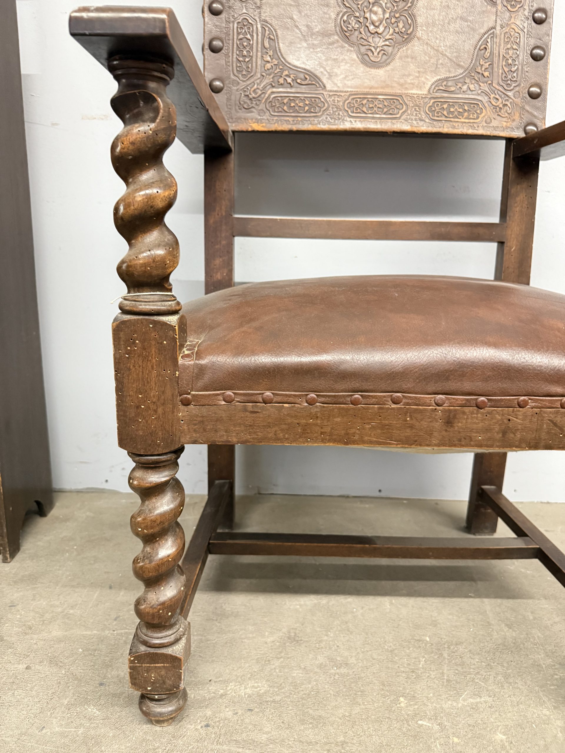 Poltrona antica neorinascimentale con braccioli e cuoio stampato, XIX sec. 50x63x55cm - immagine 13