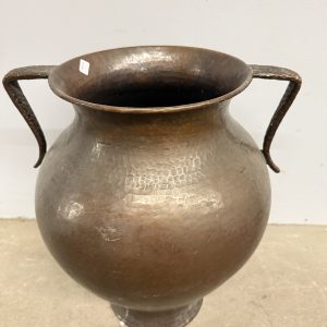 Antica anfora o brocca in rame martellato, biansata, con due manici, XVIII, 50x44cm
