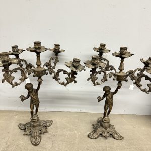 Coppia di candelabri/candelieri bronzo '900 a cinque fiamme con putti, 52x42cm