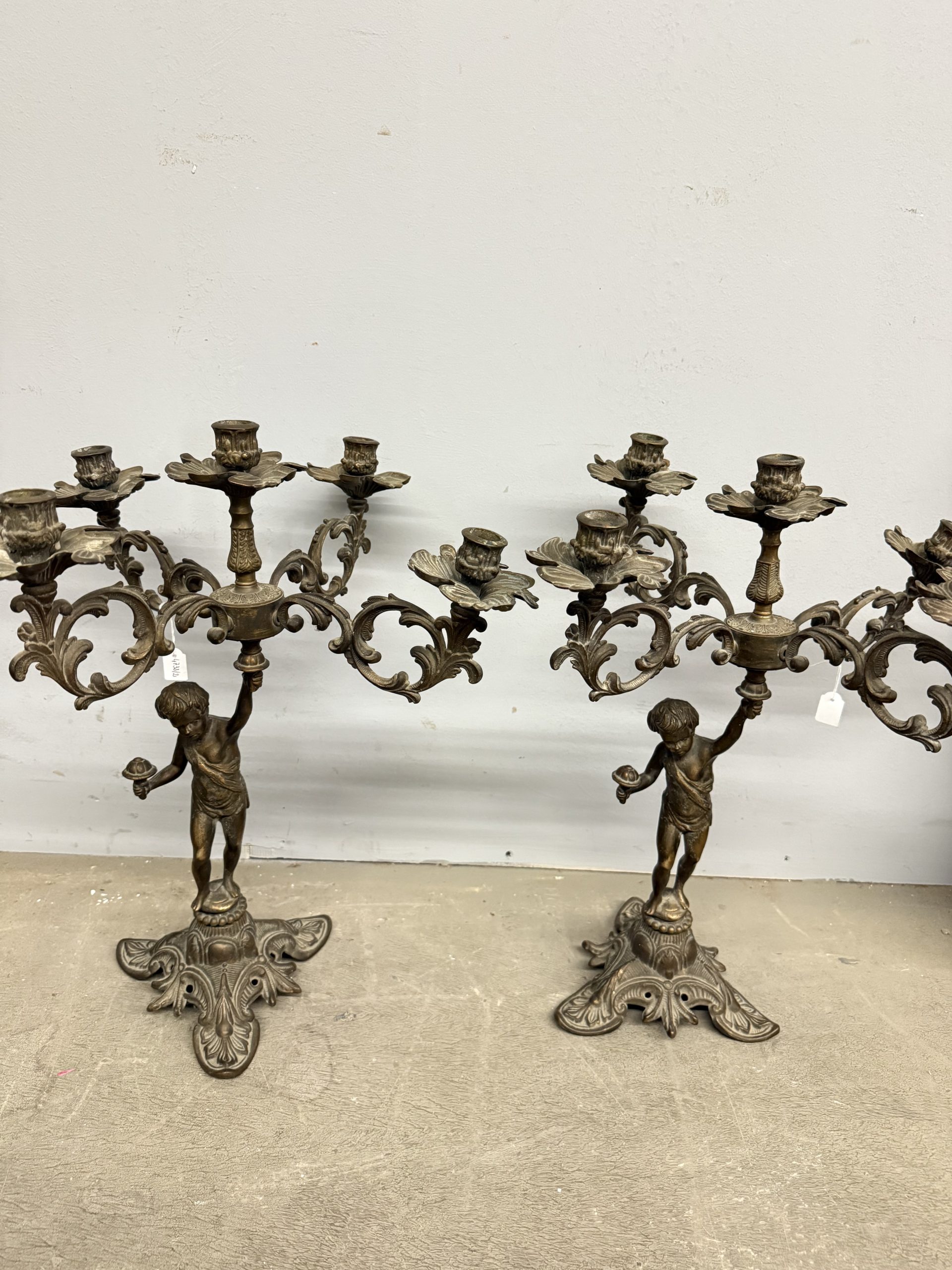 Coppia di candelabri/candelieri bronzo '900 a cinque fiamme con putti, 52x42cm