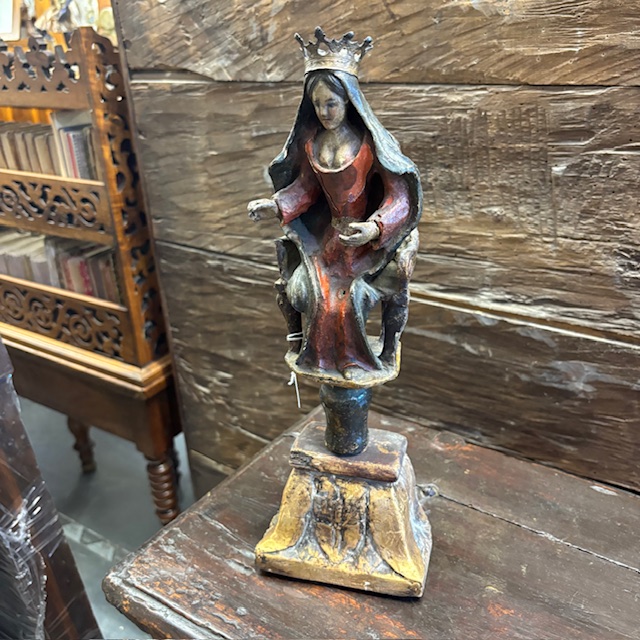 Antica scultura della Madonna su trono . dipinta policroma epoca XVII sec h 35