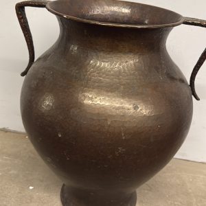 Alternative view of Antica anfora o brocca in rame martellato, biansata, con due manici, XVIII, 50x44cm