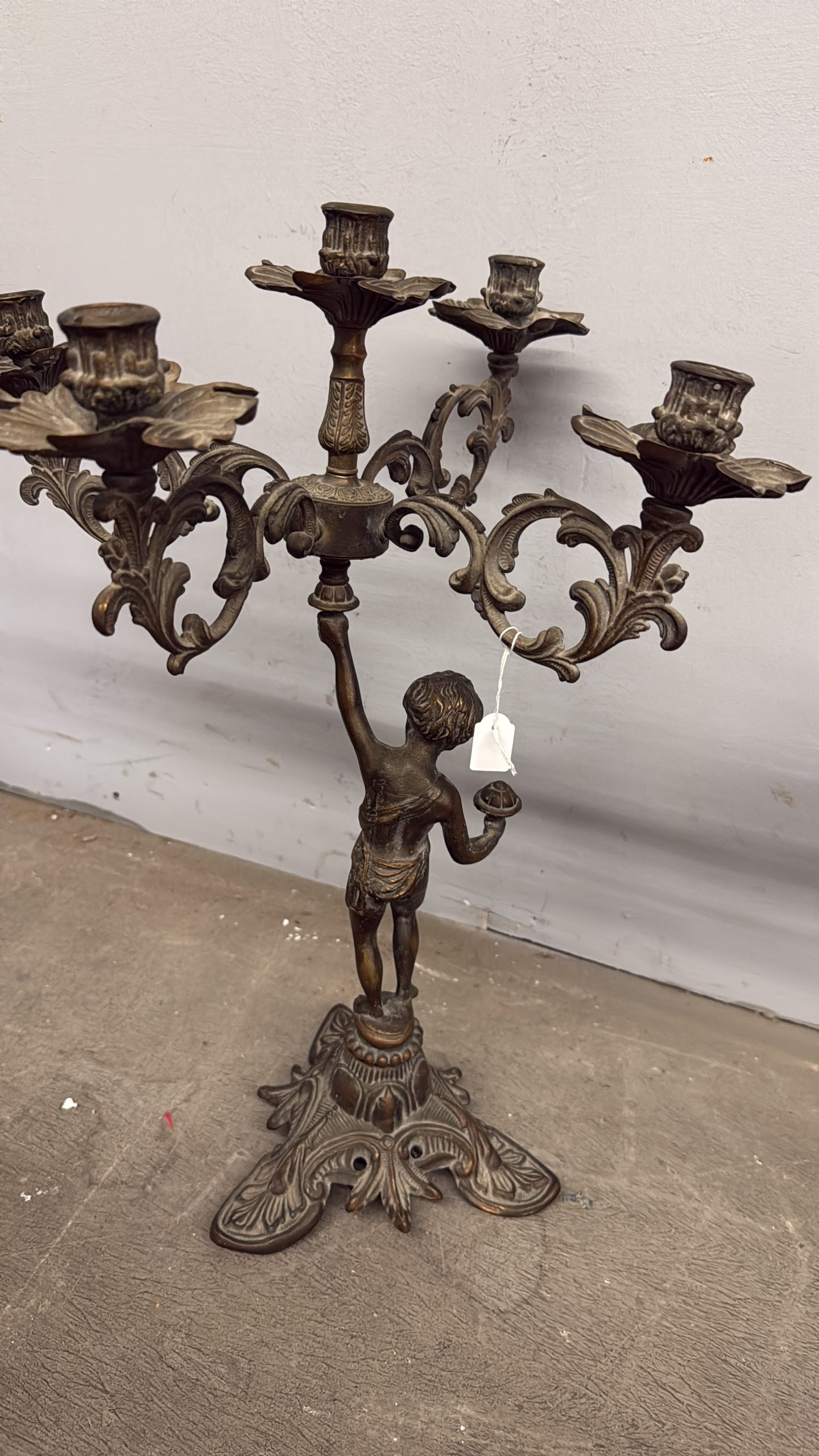 Coppia di candelabri/candelieri bronzo '900 a cinque fiamme con putti, 52x42cm - immagine 2