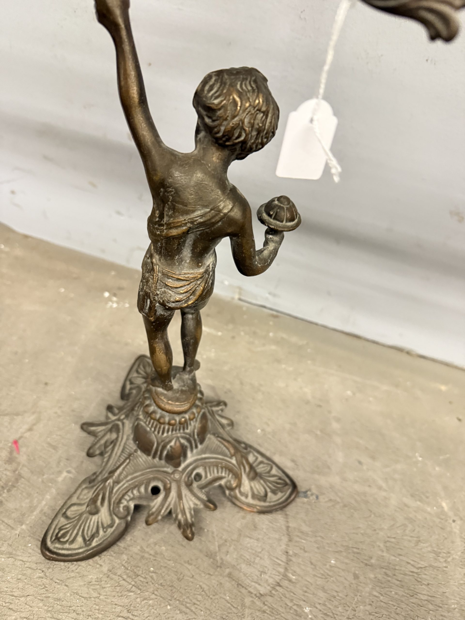 Coppia di candelabri/candelieri bronzo '900 a cinque fiamme con putti, 52x42cm - immagine 3