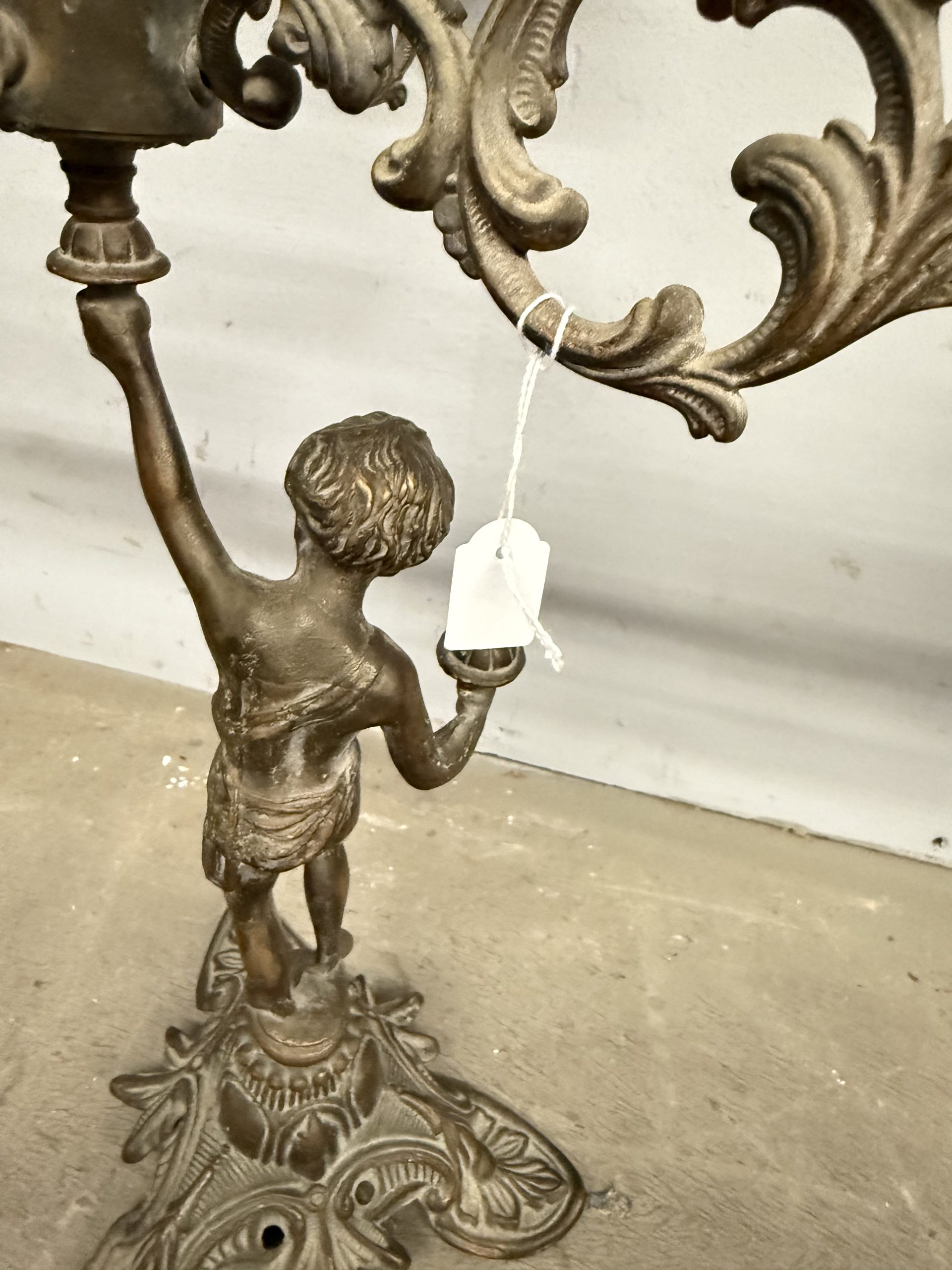 Coppia di candelabri/candelieri bronzo '900 a cinque fiamme con putti, 52x42cm - immagine 4