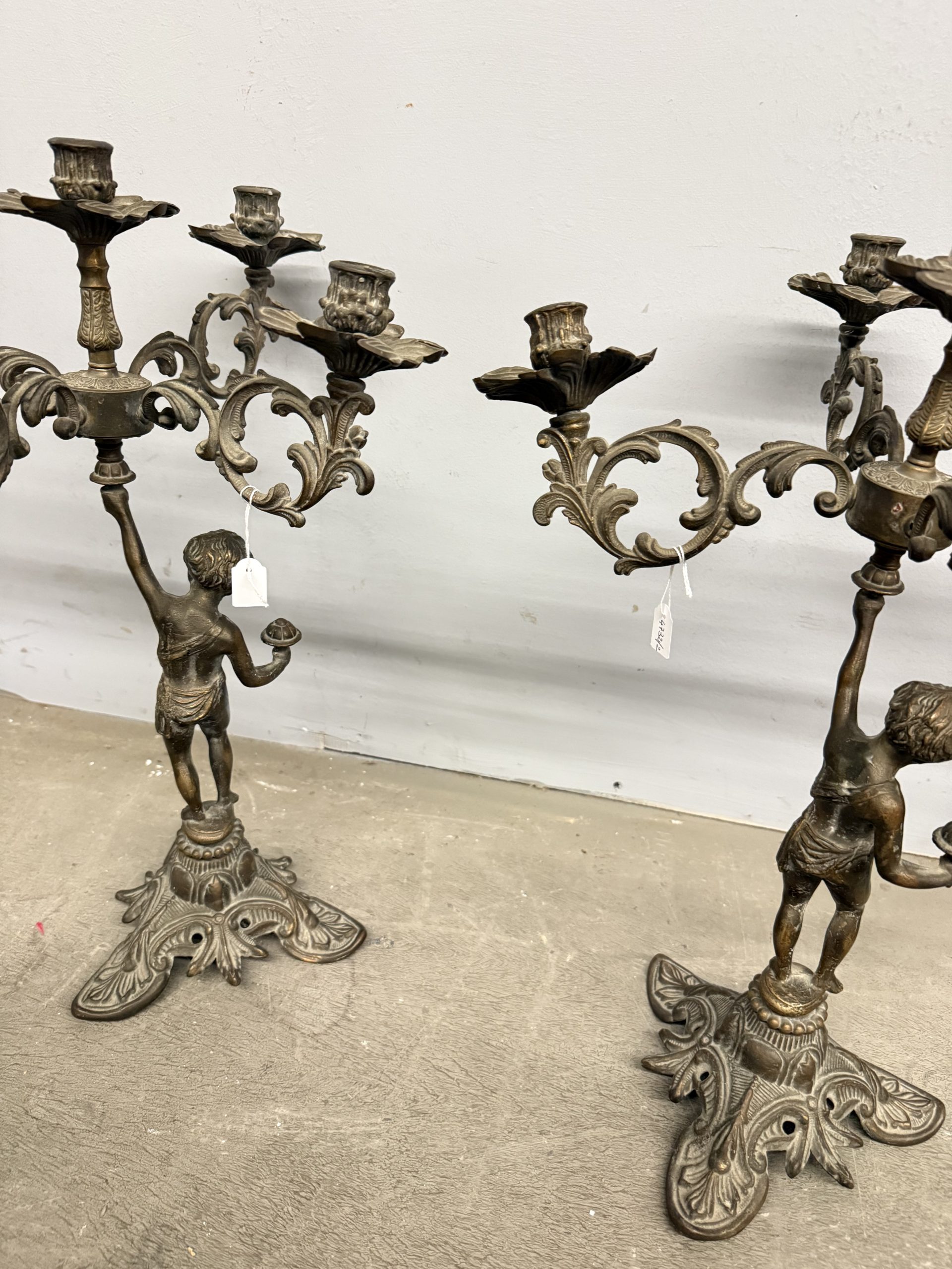 Coppia di candelabri/candelieri bronzo '900 a cinque fiamme con putti, 52x42cm - immagine 5