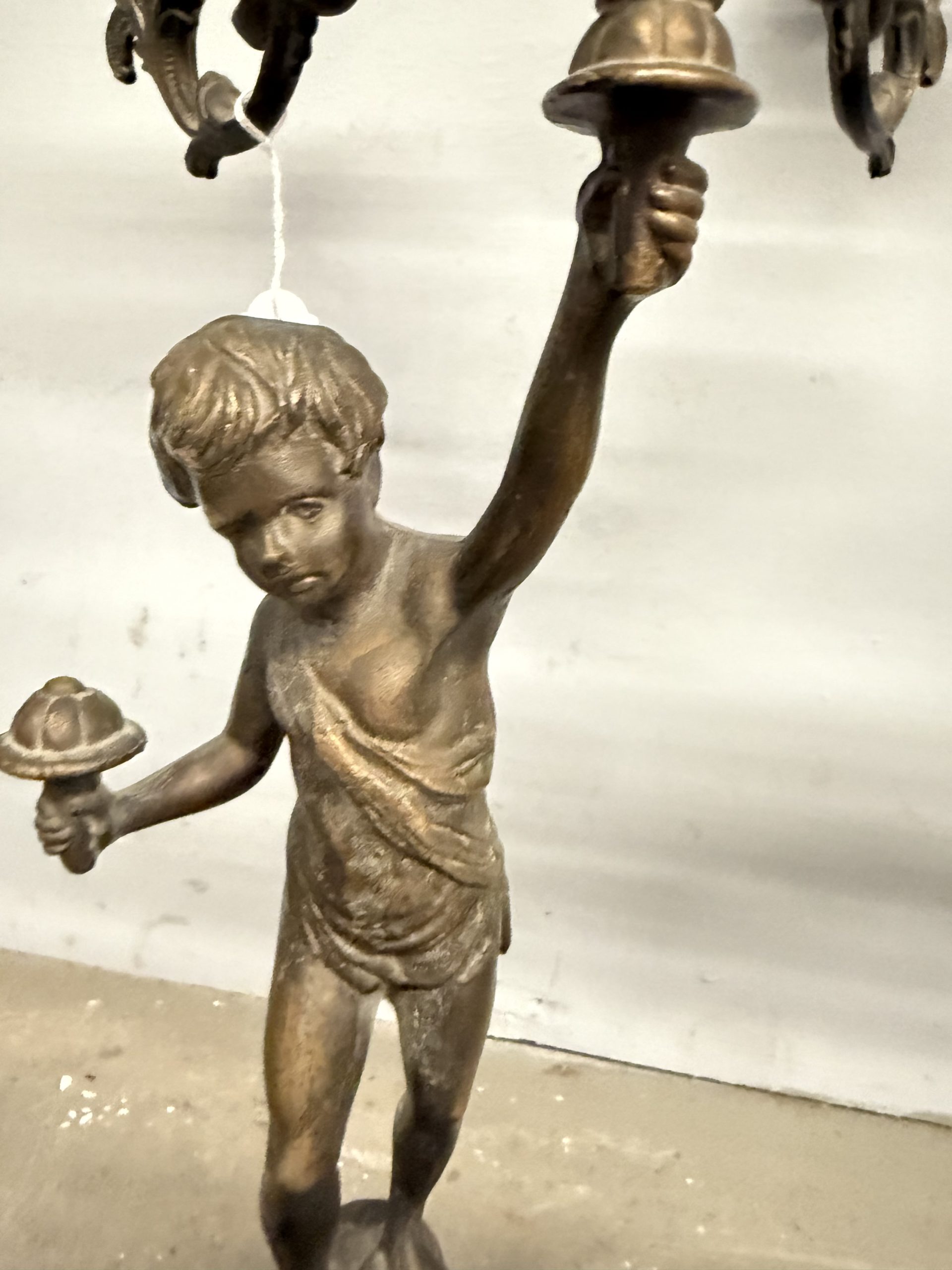 Coppia di candelabri/candelieri bronzo '900 a cinque fiamme con putti, 52x42cm - immagine 6