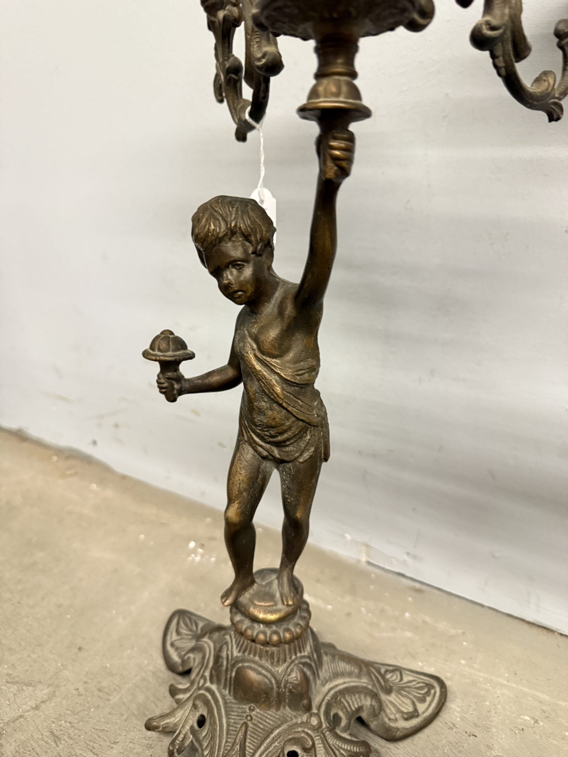 Coppia di candelabri/candelieri bronzo '900 a cinque fiamme con putti, 52x42cm - immagine 7