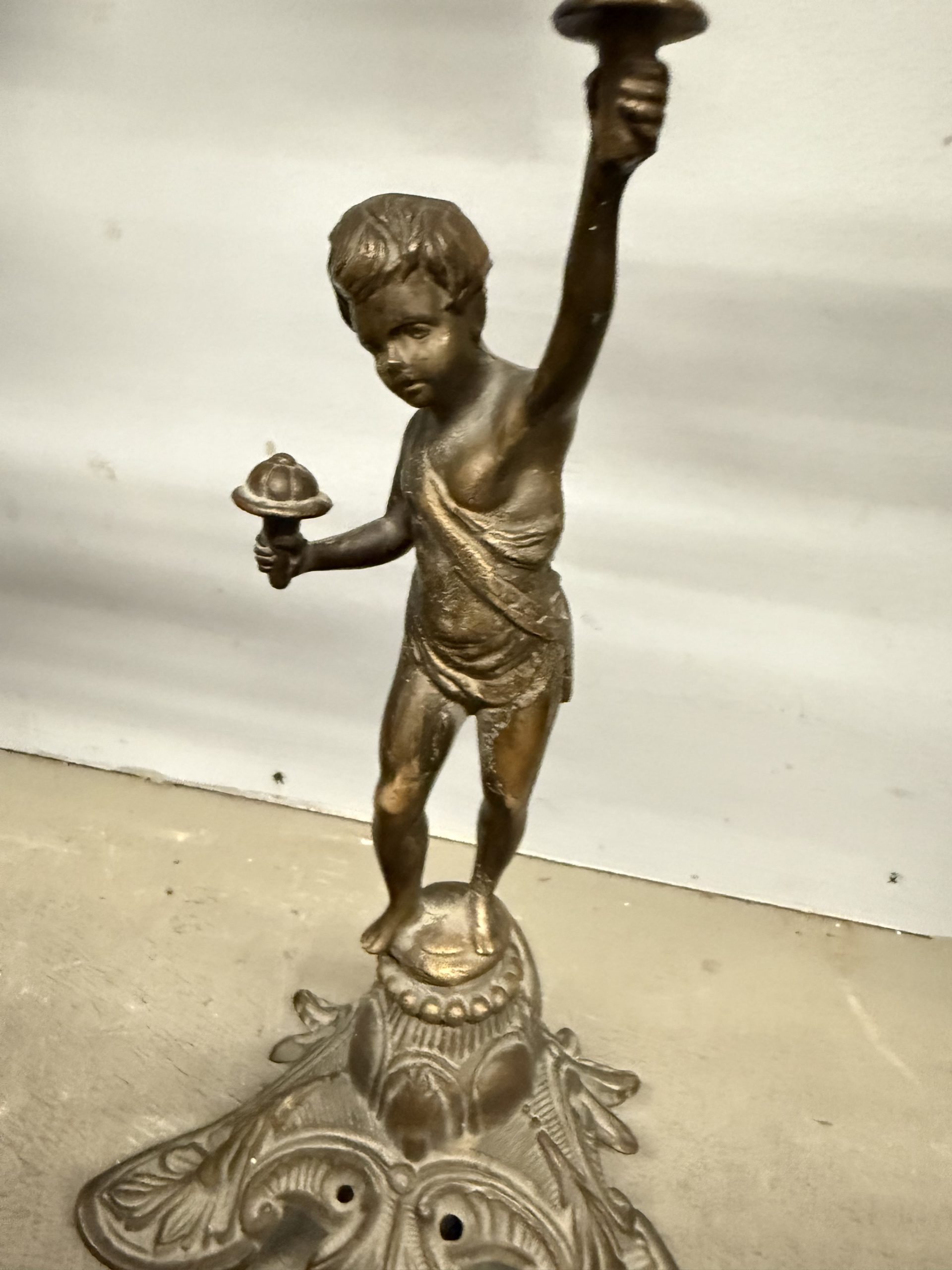 Coppia di candelabri/candelieri bronzo '900 a cinque fiamme con putti, 52x42cm - immagine 8
