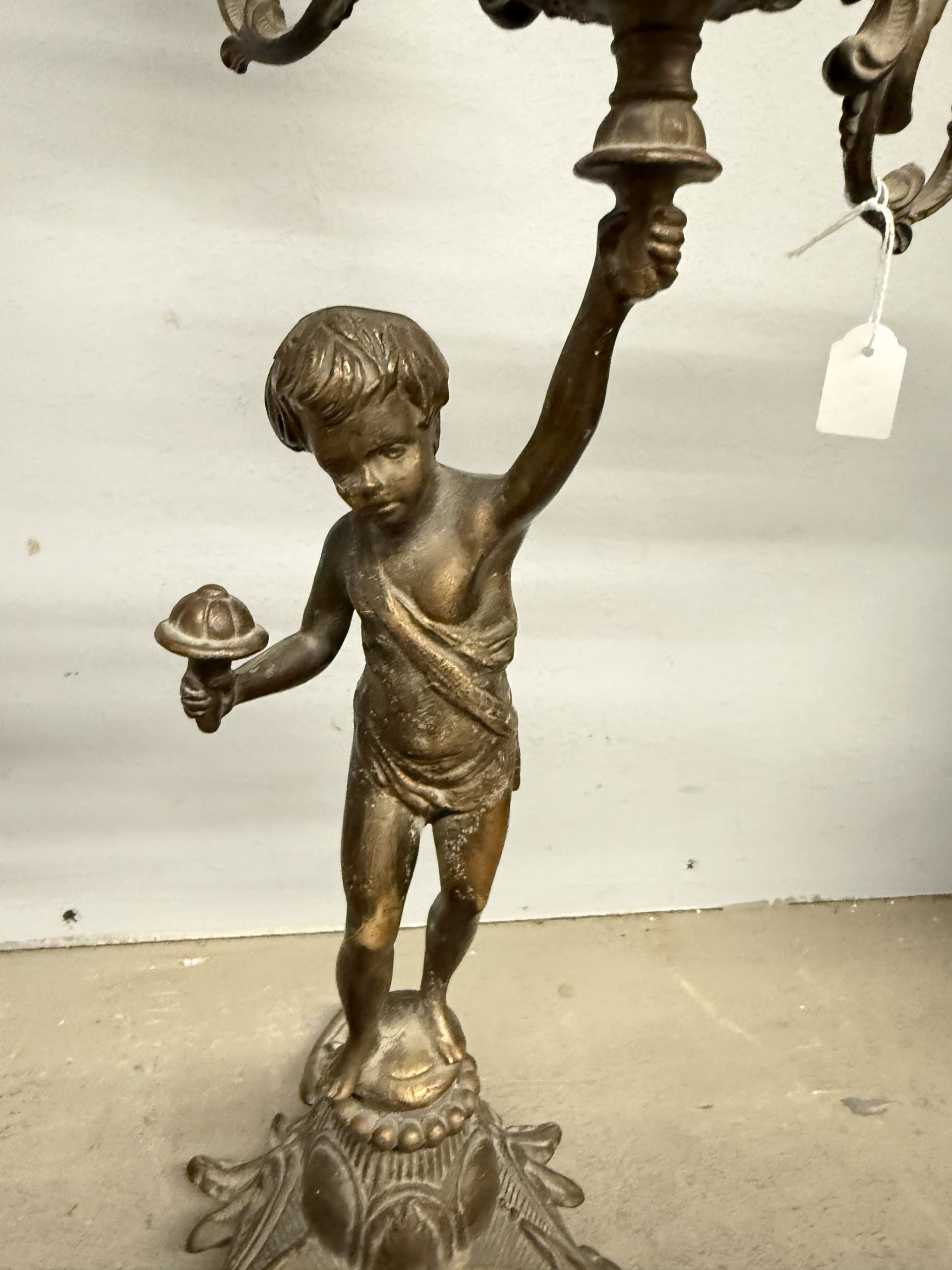 Coppia di candelabri/candelieri bronzo '900 a cinque fiamme con putti, 52x42cm - immagine 9
