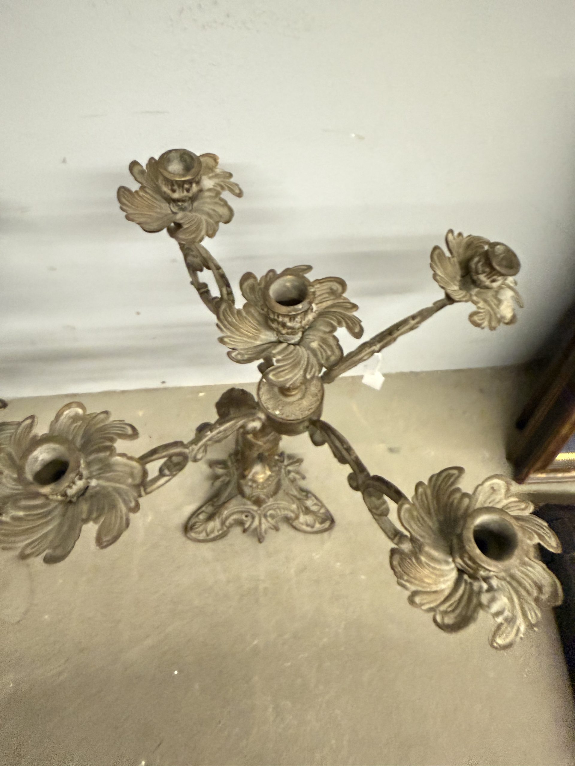 Coppia di candelabri/candelieri bronzo '900 a cinque fiamme con putti, 52x42cm - immagine 10