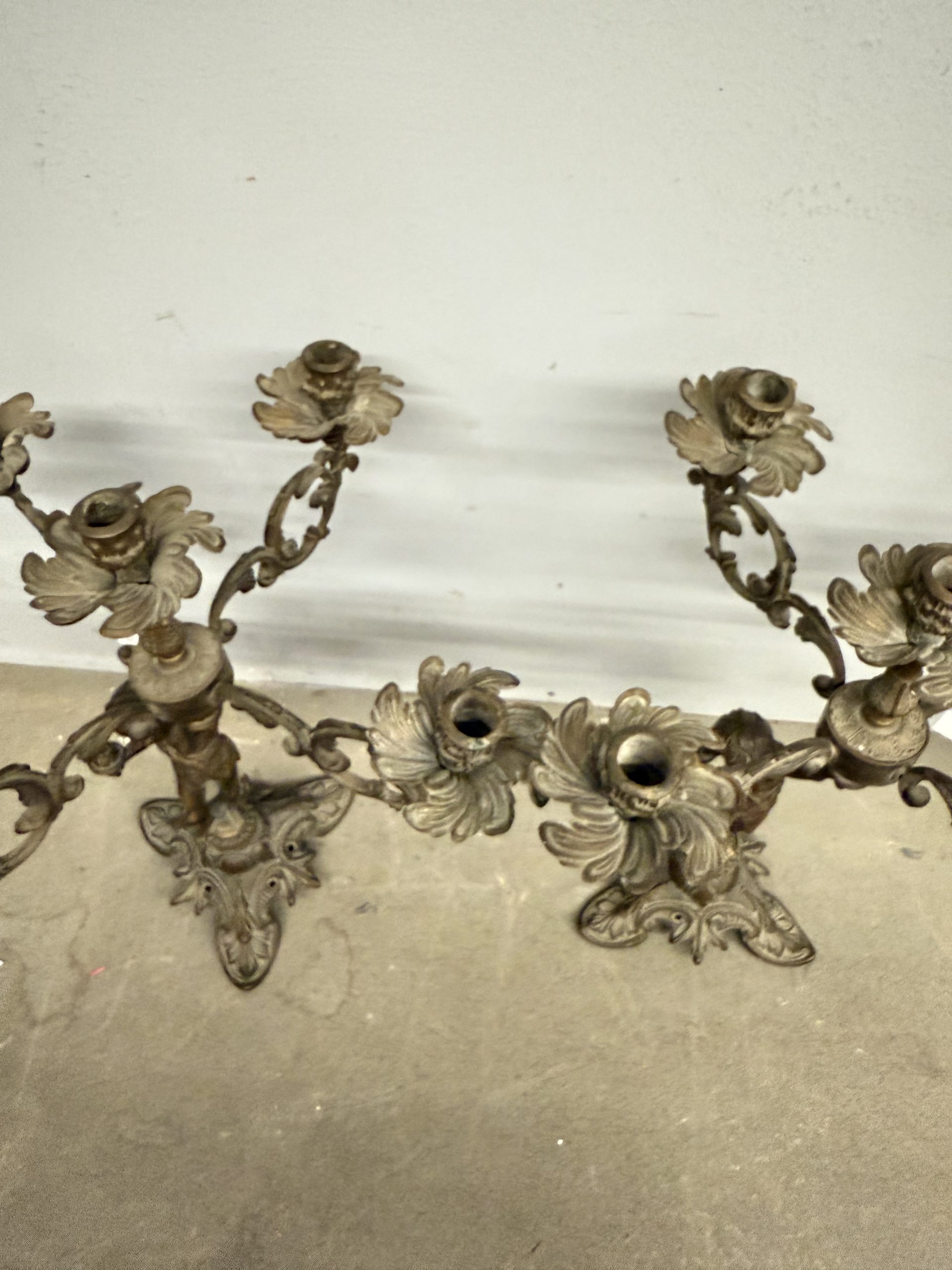 Coppia di candelabri/candelieri bronzo '900 a cinque fiamme con putti, 52x42cm - immagine 11