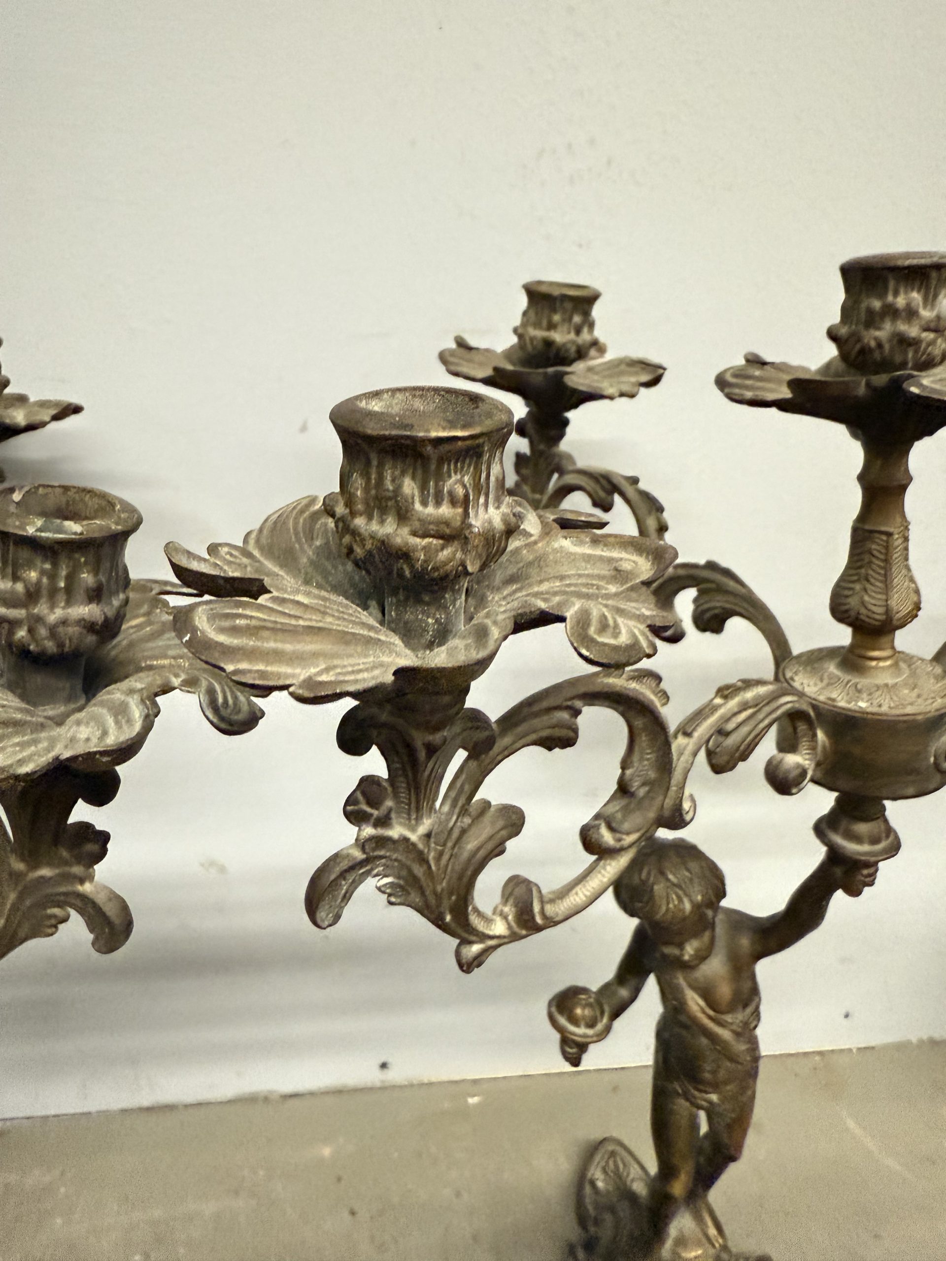 Coppia di candelabri/candelieri bronzo '900 a cinque fiamme con putti, 52x42cm - immagine 12