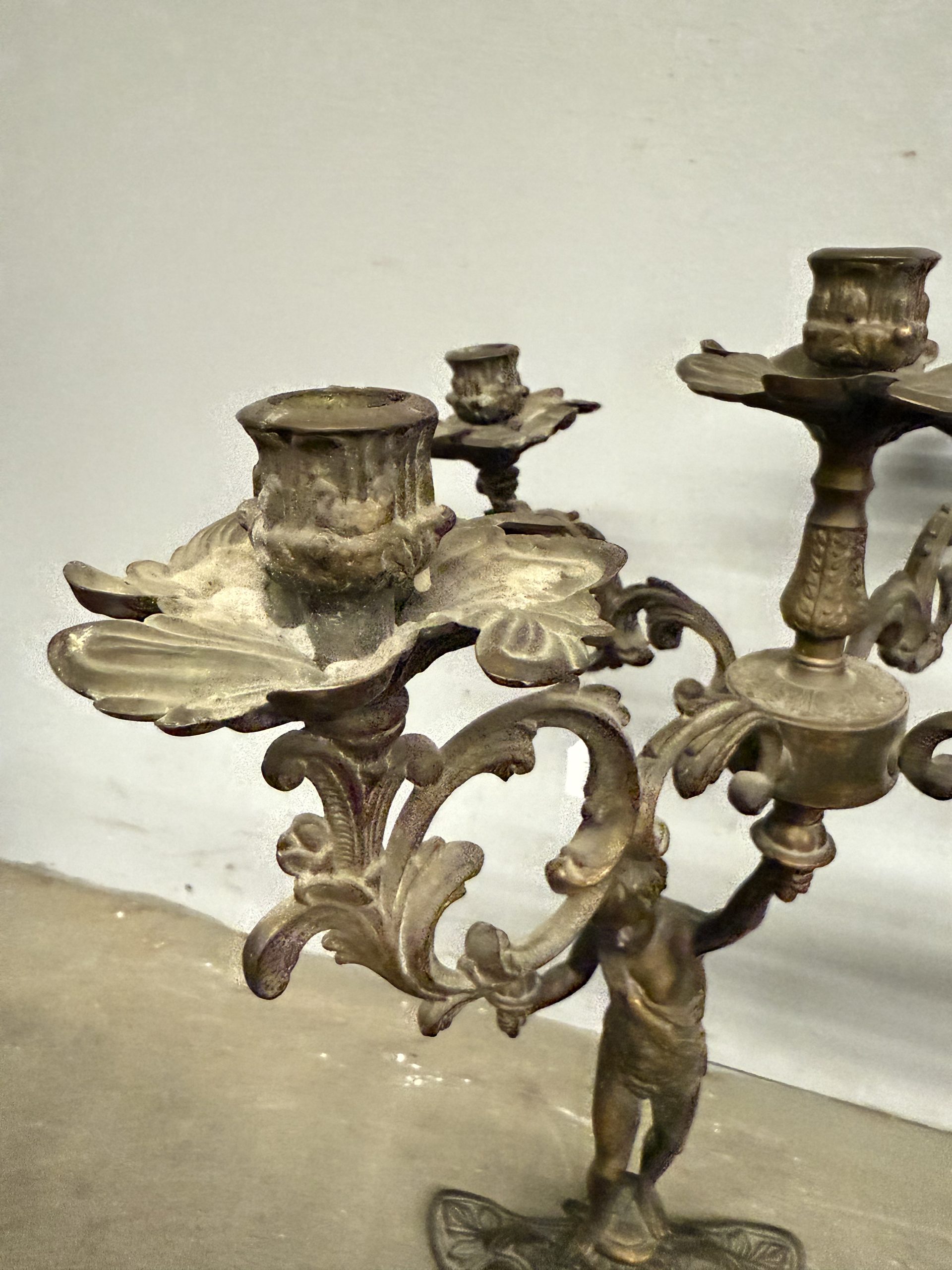 Coppia di candelabri/candelieri bronzo '900 a cinque fiamme con putti, 52x42cm - immagine 13