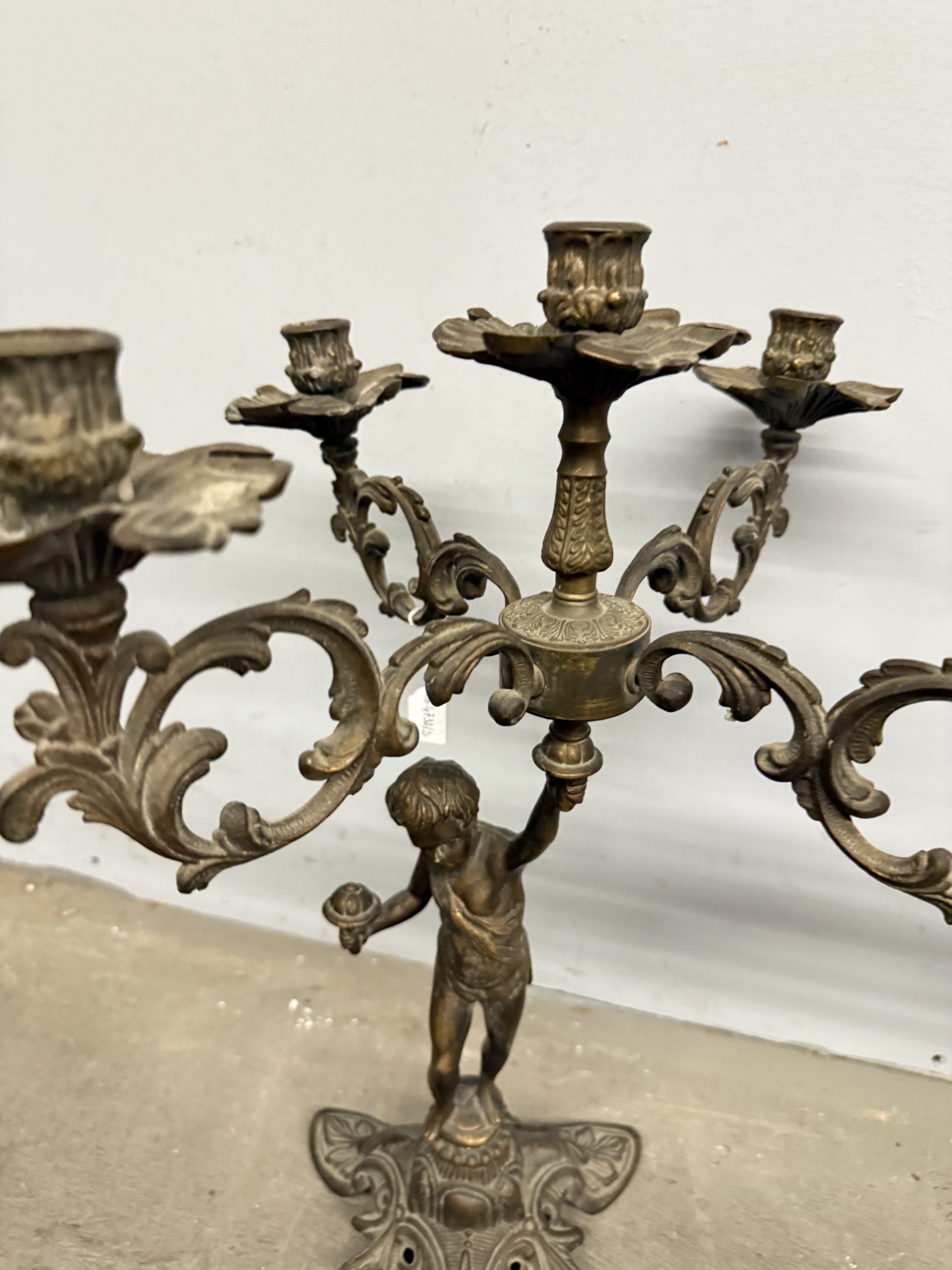 Coppia di candelabri/candelieri bronzo '900 a cinque fiamme con putti, 52x42cm - immagine 14