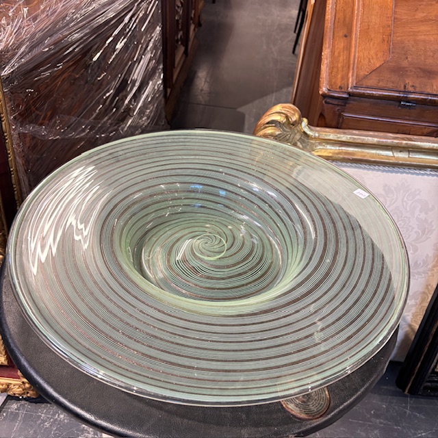 Centrotavola piatto Murano design XX sec anno 1987 Lavorazione a spirale e filigrana Oro/verde. Firmato LA FILIGRANA 1987 Mis cm 52