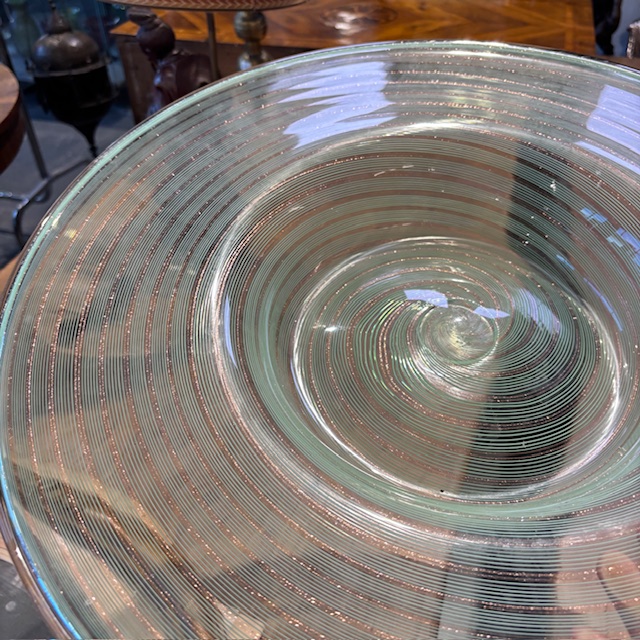 Centrotavola piatto Murano design XX sec anno 1987 Lavorazione a spirale e filigrana Oro/verde. Firmato LA FILIGRANA 1987 Mis cm 52 - immagine 3