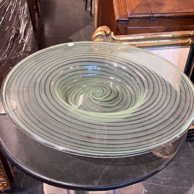 Centrotavola piatto Murano design XX sec anno 1987 Lavorazione a spirale e filigrana Oro/verde. Firmato LA FILIGRANA 1987 Mis cm 52 - immagine 5