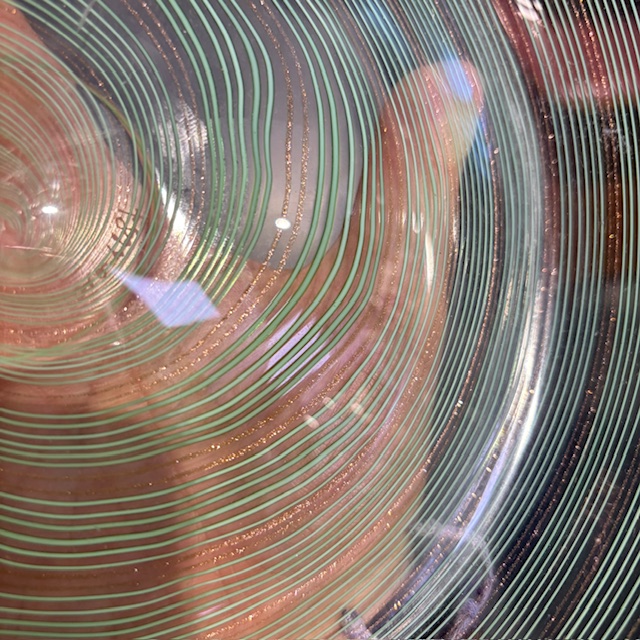 Centrotavola piatto Murano design XX sec anno 1987 Lavorazione a spirale e filigrana Oro/verde. Firmato LA FILIGRANA 1987 Mis cm 52 - immagine 8
