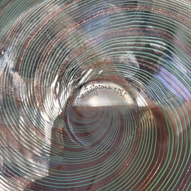 Centrotavola piatto Murano design XX sec anno 1987 Lavorazione a spirale e filigrana Oro/verde. Firmato LA FILIGRANA 1987 Mis cm 52 - immagine 9