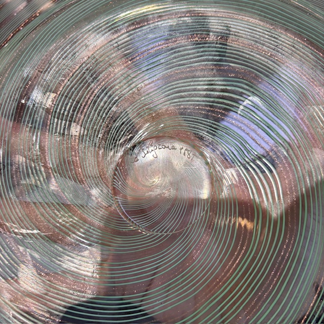 Centrotavola piatto Murano design XX sec anno 1987 Lavorazione a spirale e filigrana Oro/verde. Firmato LA FILIGRANA 1987 Mis cm 52 - immagine 10
