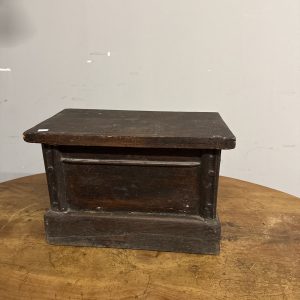 Alternative view of Antico piccolo baule portagioie in castagno, '900, 30x45x25cm
