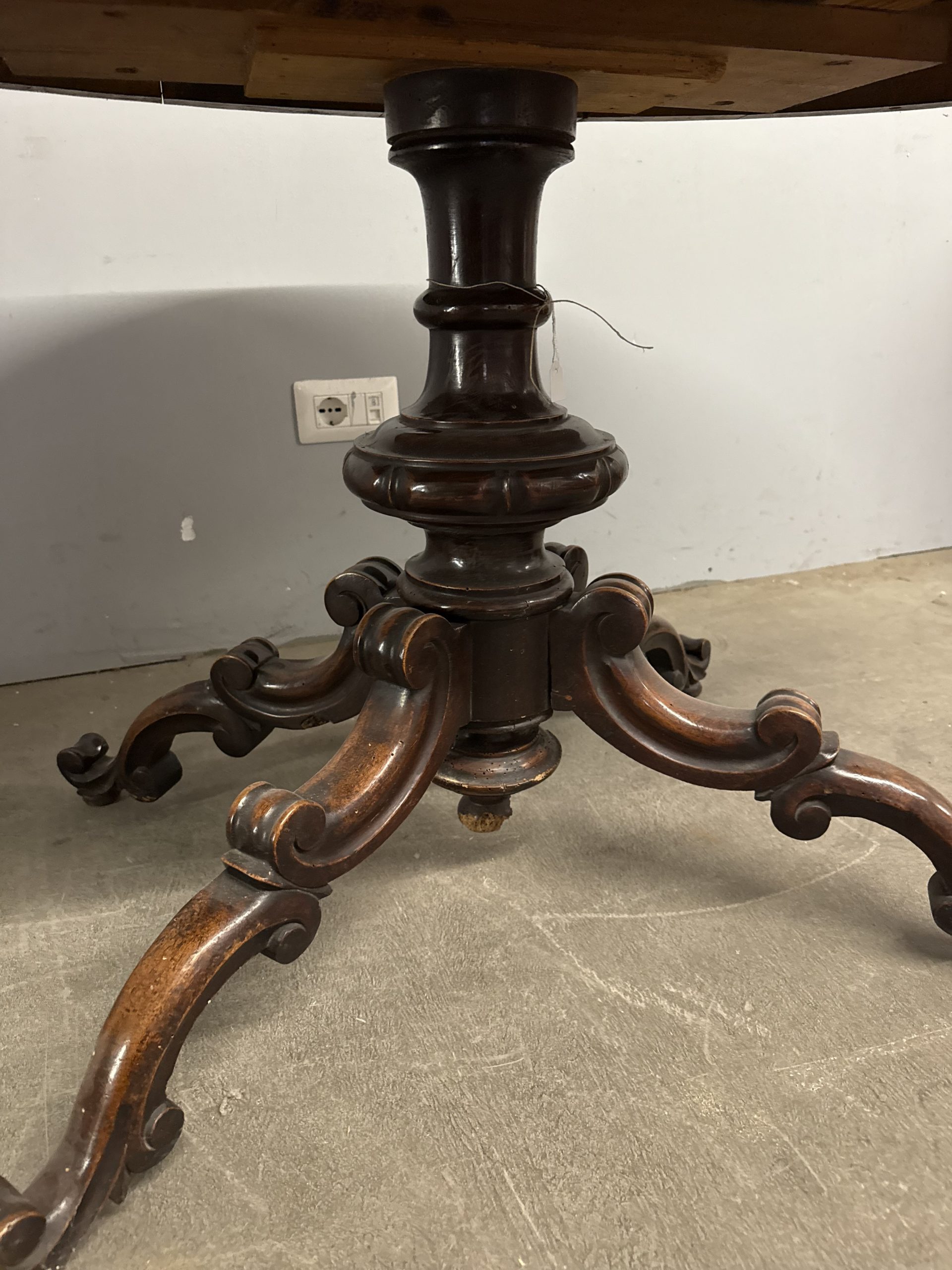 Antico tavolino ovale in noce massello L.Filippo XIX, 76x72 - immagine 4