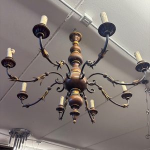 Lampadario 8 luci 1940 legno e ferro battuto . diametro cm 90