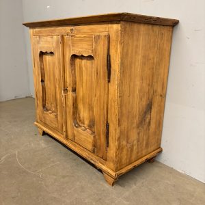 Alternative view of Antica credenza abete fine 800 legno chiaro restaurata . Misure ricercate . Mis 103 x 47, 50 . h 90