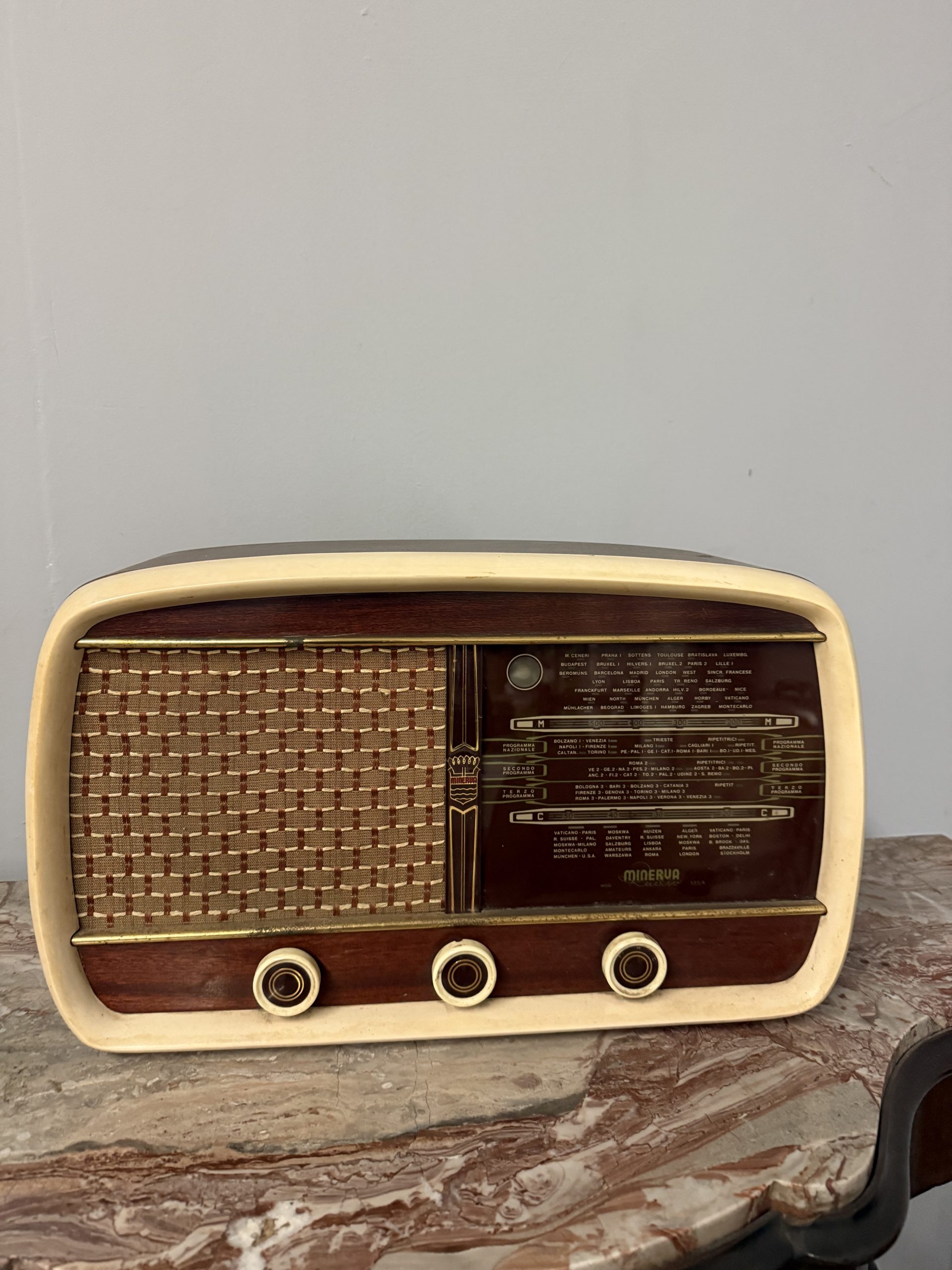 Antica radio a valvole, anni '50, 47x30x18cm Minerva