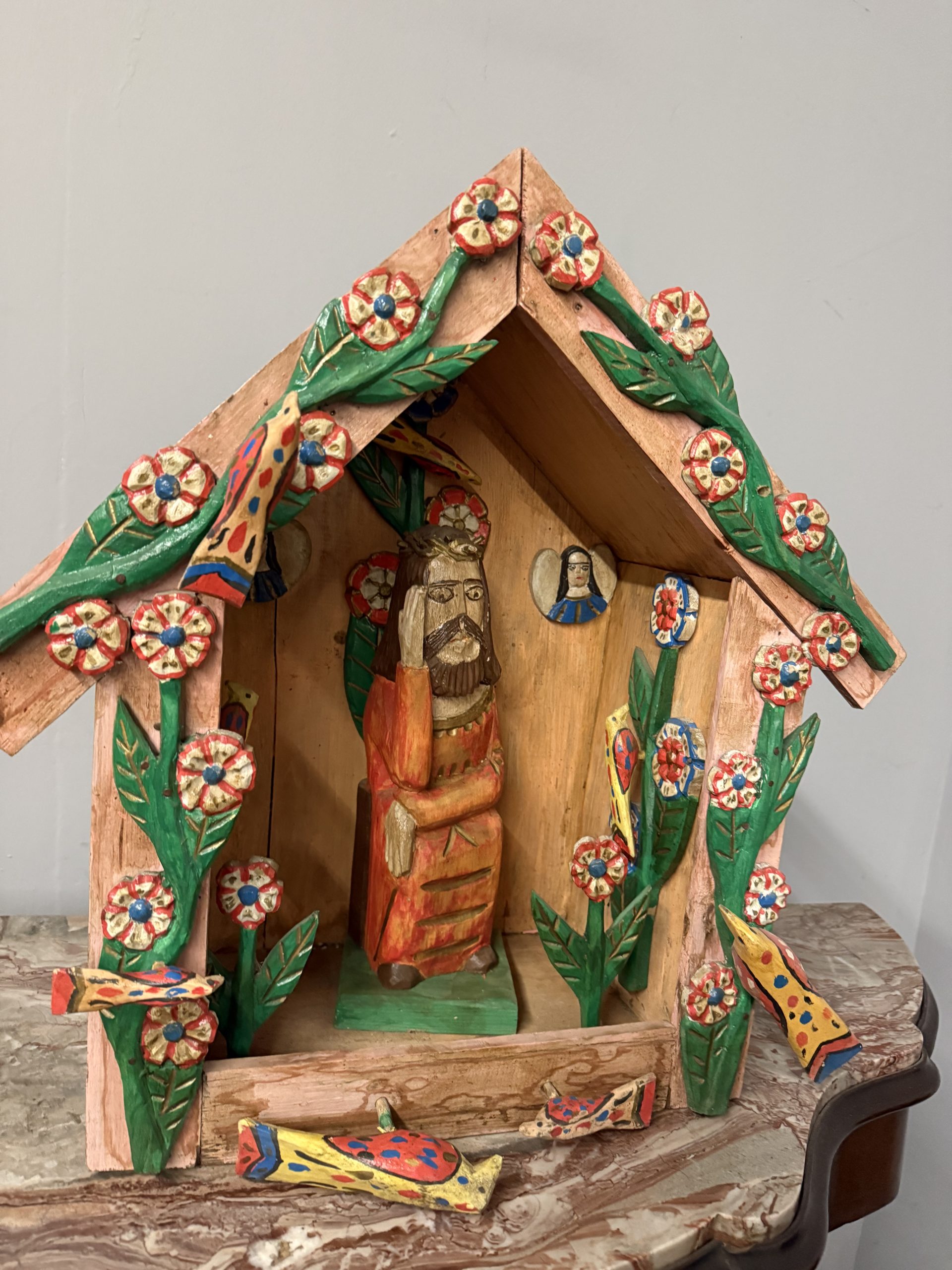 Opera contemporanea in legno dipinta, Capanna con Gesù, 56x57x30cm