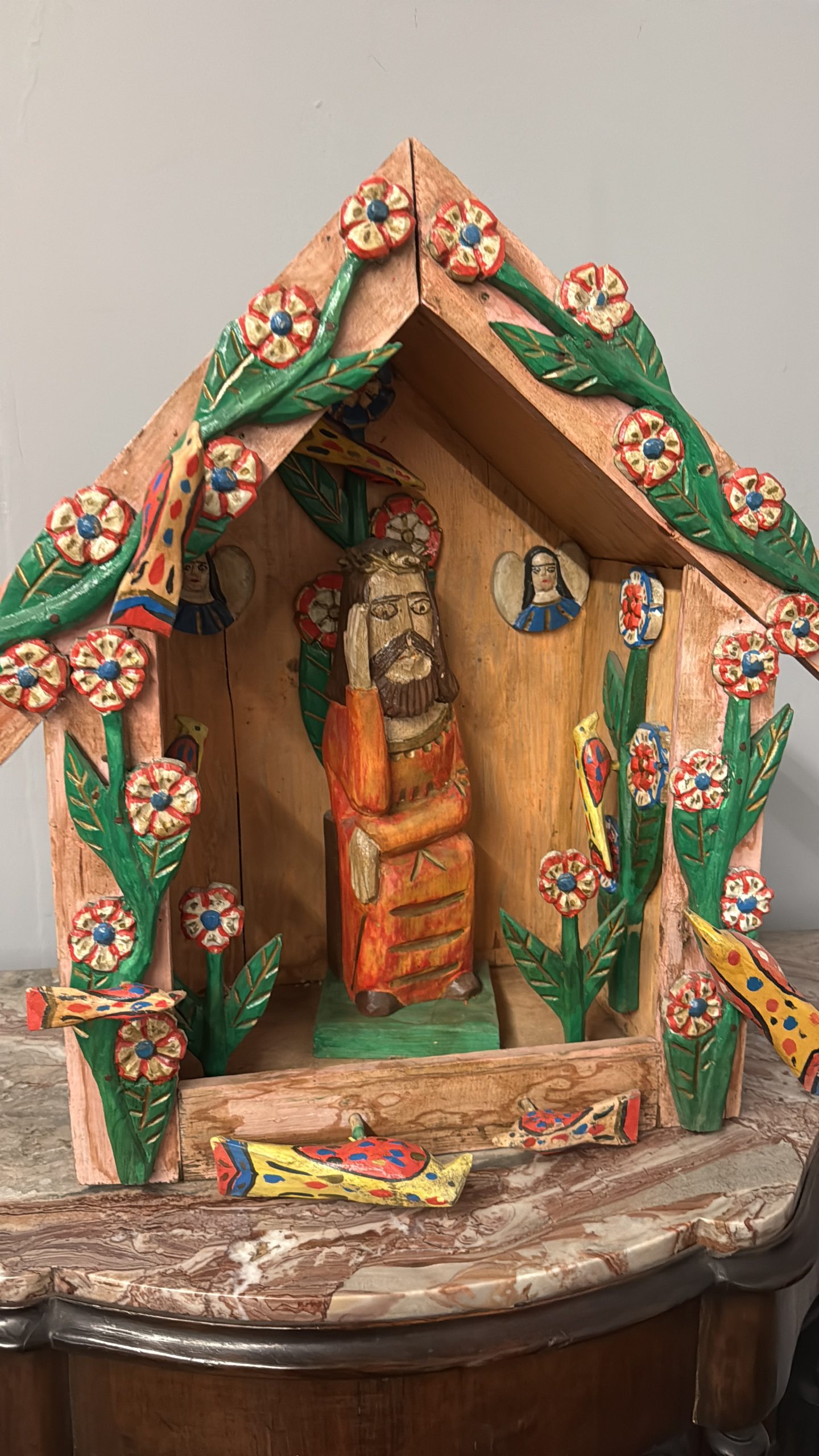 Opera contemporanea in legno dipinta, Capanna con Gesù, 56x57x30cm - immagine 2