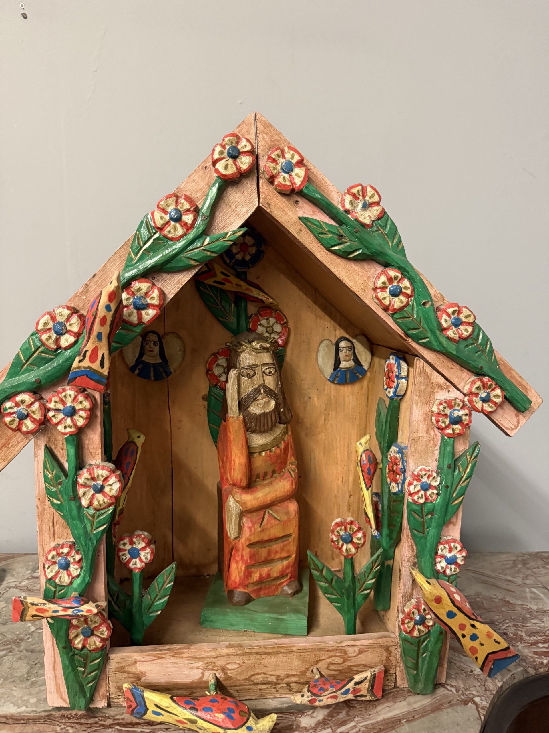 Opera contemporanea in legno dipinta, Capanna con Gesù, 56x57x30cm - immagine 3