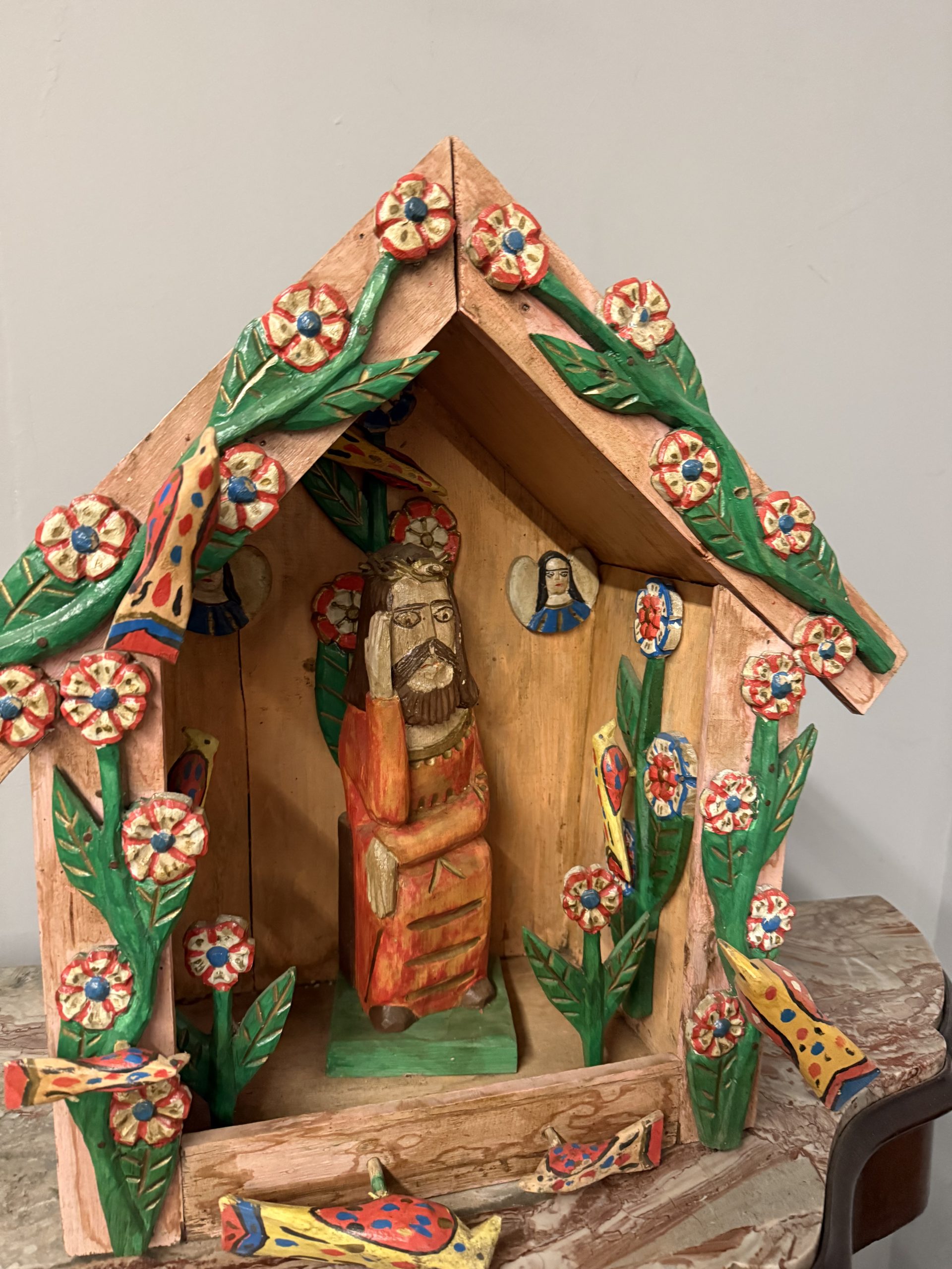 Opera contemporanea in legno dipinta, Capanna con Gesù, 56x57x30cm - immagine 4