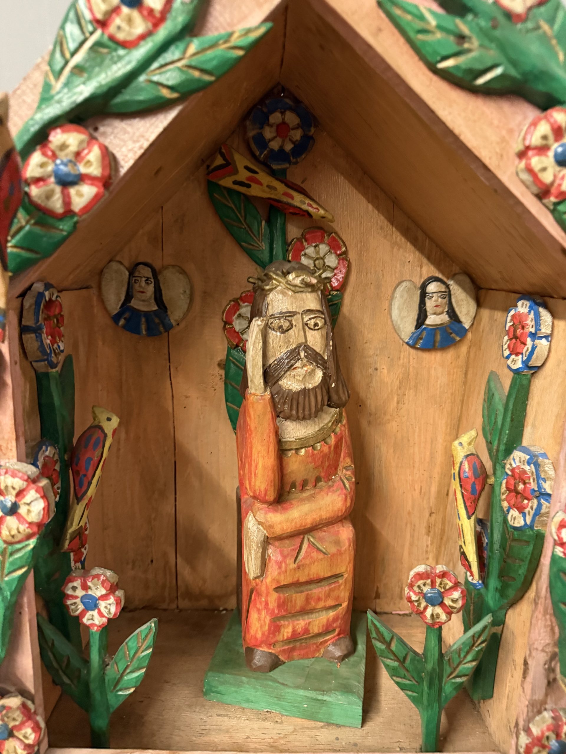 Opera contemporanea in legno dipinta, Capanna con Gesù, 56x57x30cm - immagine 5