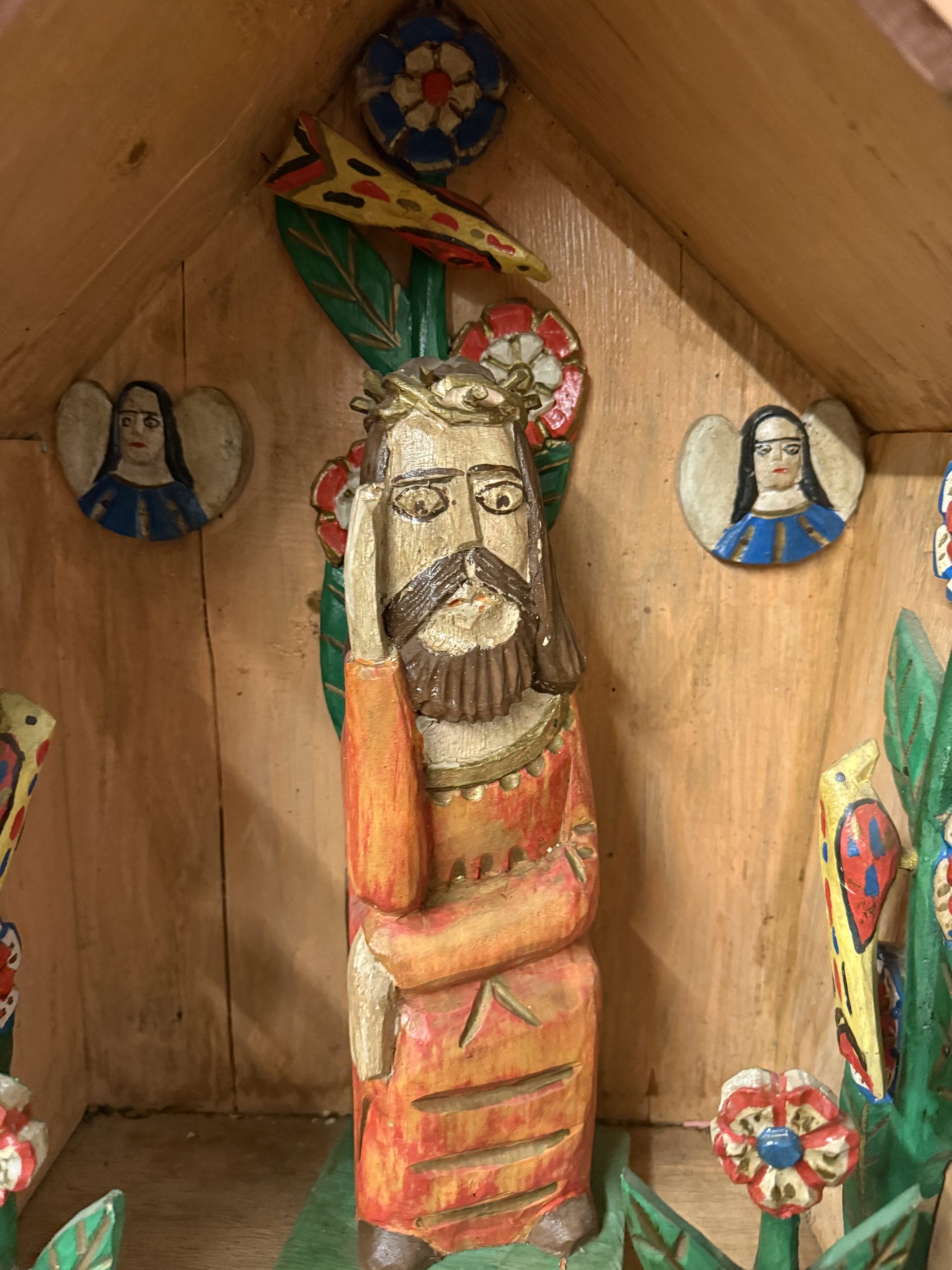 Opera contemporanea in legno dipinta, Capanna con Gesù, 56x57x30cm - immagine 6