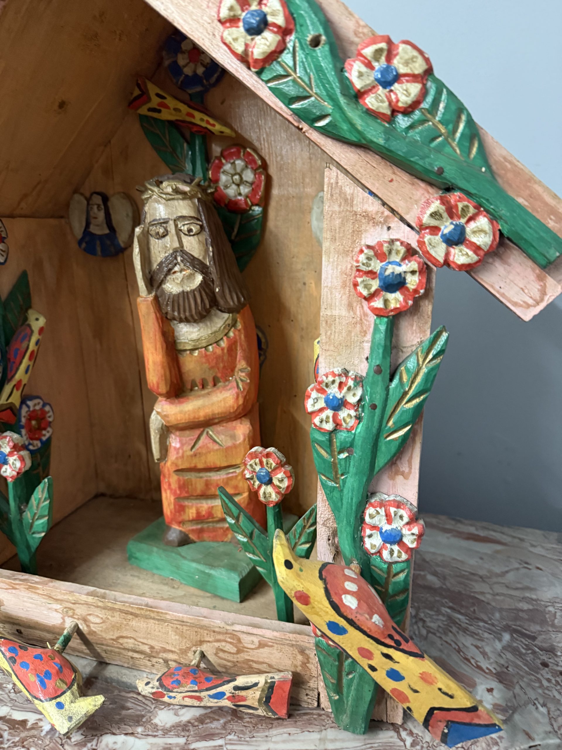 Opera contemporanea in legno dipinta, Capanna con Gesù, 56x57x30cm - immagine 8