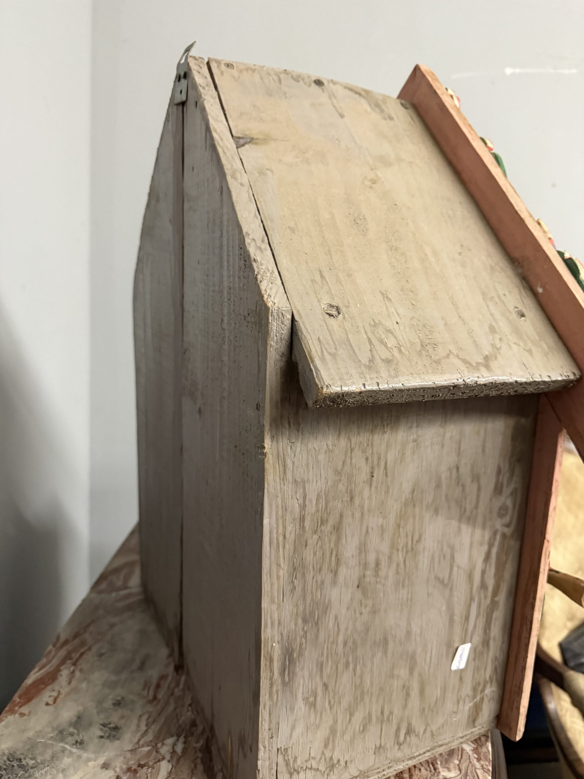 Opera contemporanea in legno dipinta, Capanna con Gesù, 56x57x30cm - immagine 10