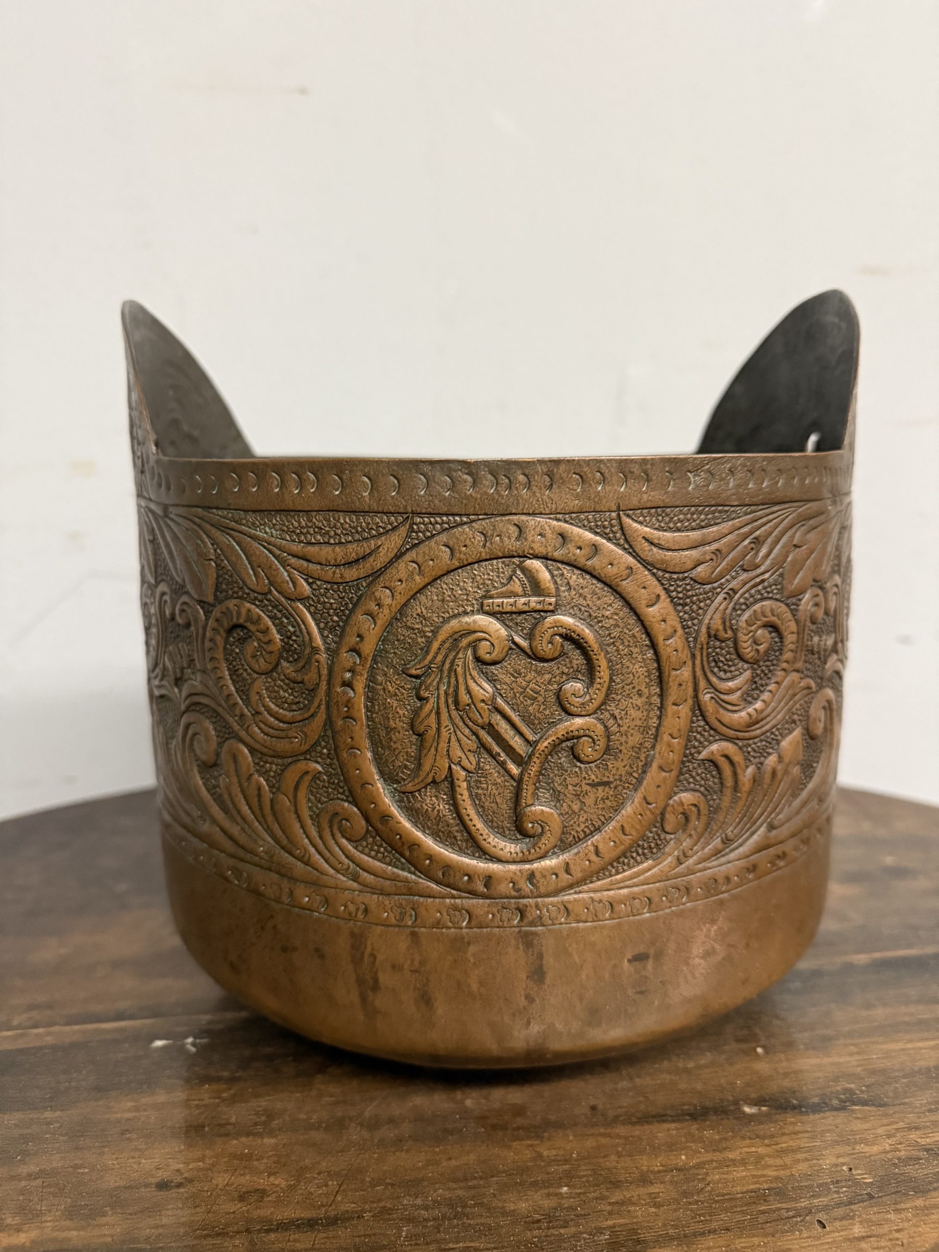 Antico cestello in rame sbalzato, Venezia XIX sec, con stemma del Doge 22x22cm