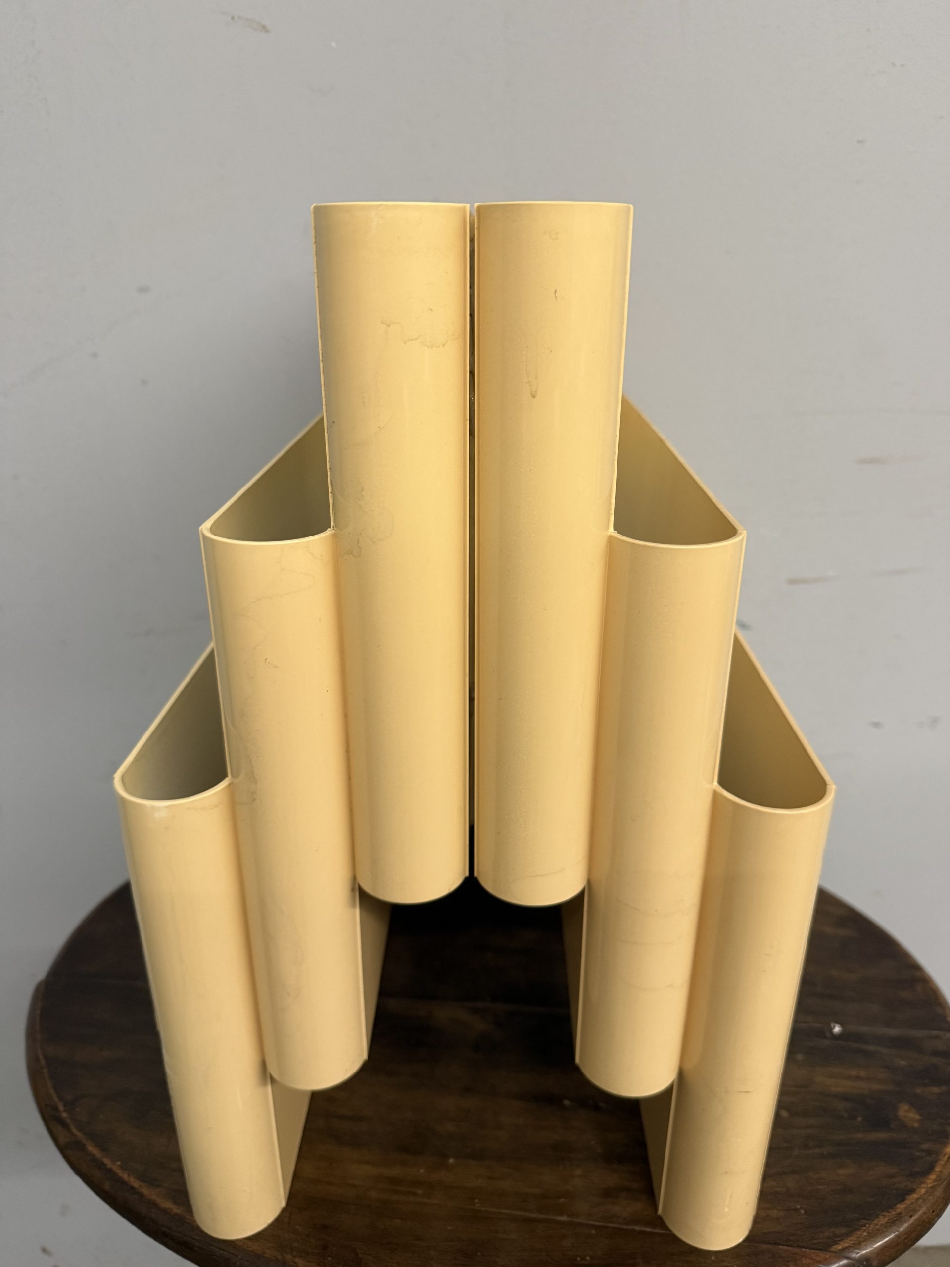 Portariviste Giotto Stoppino mod. 4676 in materiale plastico. KARTELL, anni '70