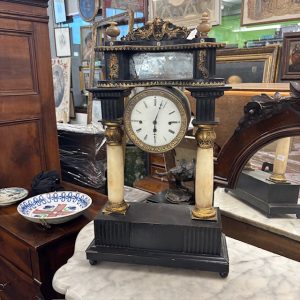Antico  orologio Impero primi 800 in legno laccato . colonne marmo  .Mis : 36 x 15 . h 63