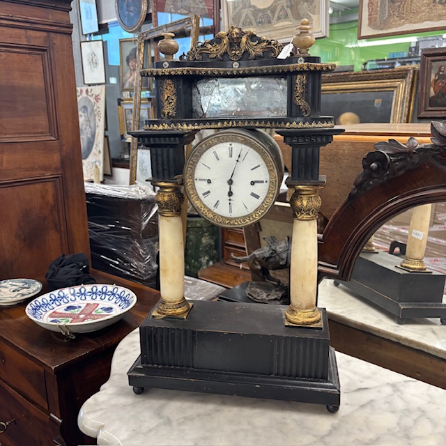 Antico orologio Impero primi 800 in legno laccato . colonne marmo .Mis : 36 x 15 . h 63